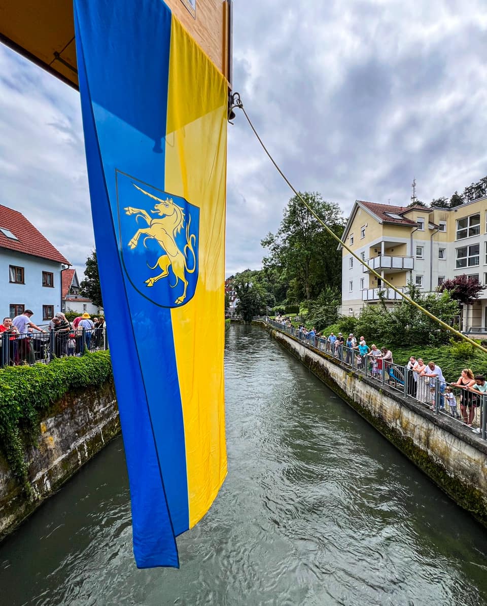 Start des Entenrennens in Giengen an der Brenz.